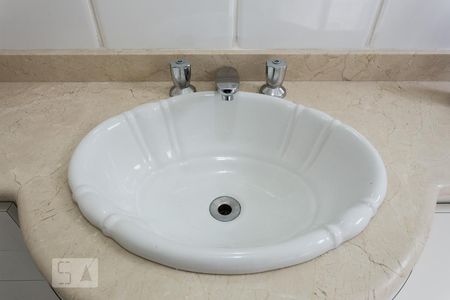 Banheiro da suíte 1 de apartamento para alugar com 2 quartos, 70m² em Moema, São Paulo