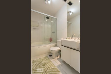 Banheiro de kitnet/studio para alugar com 1 quarto, 50m² em Vila Nova Conceição, São Paulo