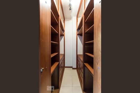 Apartamento para alugar com 310m², 5 quartos e 2 vagas Apartamento para alugar com 310m², 5 quartos e 2 vagasCloset