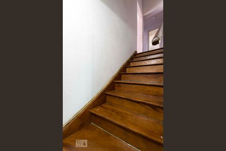 Casa para alugar com 80m², 3 quartos e sem vagaEscadas