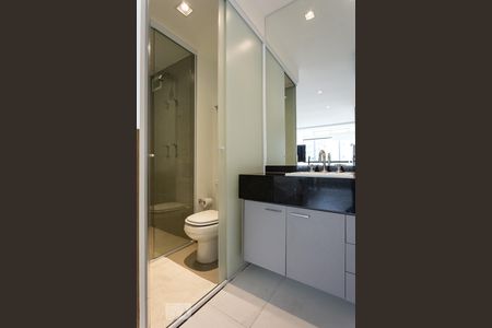 Banheiro de kitnet/studio para alugar com 1 quarto, 28m² em Vila Olímpia, São Paulo