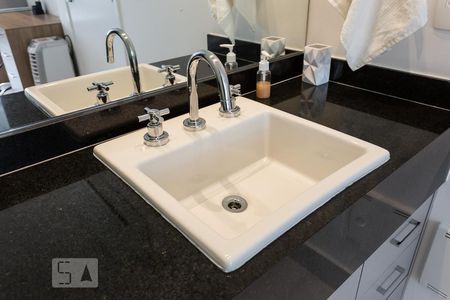 Banheiro de kitnet/studio para alugar com 1 quarto, 28m² em Vila Olímpia, São Paulo