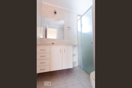 Banheiro social de apartamento à venda com 2 quartos, 78m² em Cambuí, Campinas