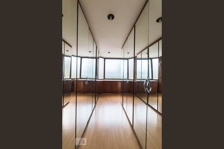 Apartamento à venda com 207m², 4 quartos e 3 vagasParede de armários da suíte 3