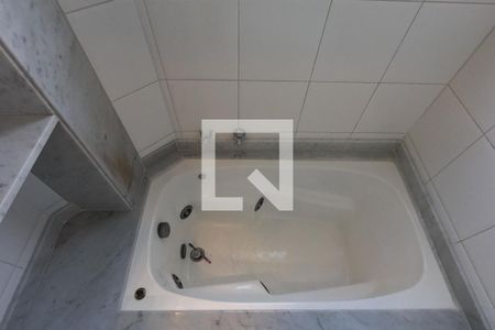 Apartamento à venda com 213m², 3 quartos e 3 vagas Apartamento à venda com 213m², 3 quartos e 3 vagasBanheiro Suíte 2
