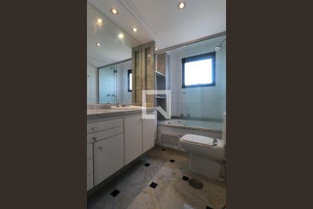 Apartamento à venda com 213m², 3 quartos e 3 vagas Apartamento à venda com 213m², 3 quartos e 3 vagasBanheiro Suíte 2