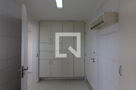 Apartamento à venda com 213m², 3 quartos e 3 vagas Apartamento à venda com 213m², 3 quartos e 3 vagasÁrea de Serviço