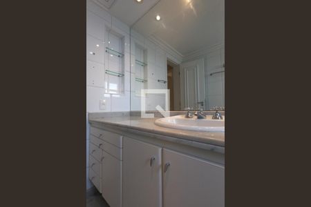 Apartamento à venda com 213m², 3 quartos e 3 vagas Apartamento à venda com 213m², 3 quartos e 3 vagasBanheiro Suíte 2