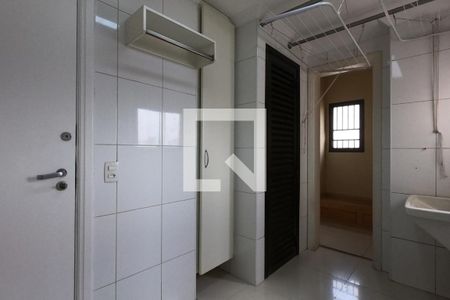 Apartamento à venda com 213m², 3 quartos e 3 vagas Apartamento à venda com 213m², 3 quartos e 3 vagasÁrea de Serviço