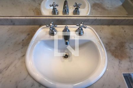 Apartamento à venda com 213m², 3 quartos e 3 vagas Apartamento à venda com 213m², 3 quartos e 3 vagasBanheiro Suíte 2