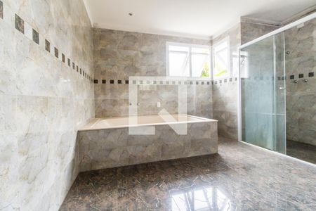 Casa de condomínio à venda com 400m², 4 quartos e 3 vagasBanheiro da Suíte 1