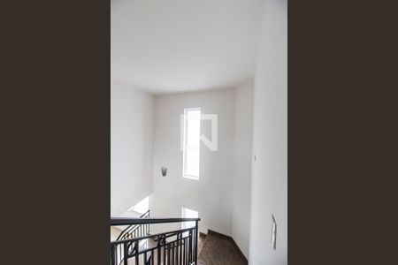 Casa de condomínio à venda com 400m², 4 quartos e 3 vagasEscada