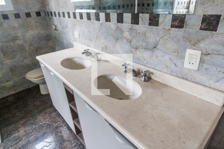 Casa de condomínio à venda com 400m², 4 quartos e 3 vagasBanheiro da Suíte 1