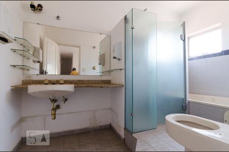 Casa à venda com 323m², 5 quartos e 3 vagasBanheiro social