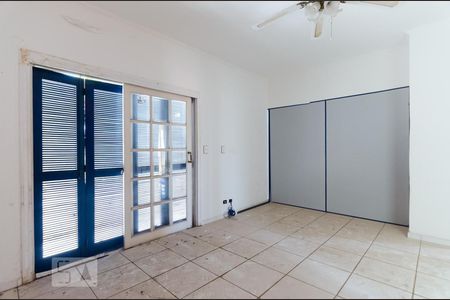 Casa à venda com 323m², 5 quartos e 3 vagasSuíte