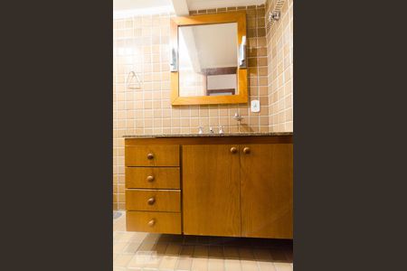 Banheiro social de apartamento à venda com 2 quartos, 70m² em Cambuí, Campinas