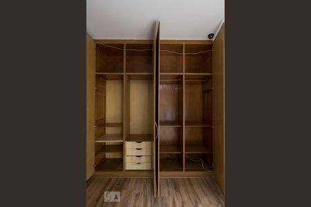 Apartamento à venda com 550m², 4 quartos e 2 vagasQuarto 2 (Armários)