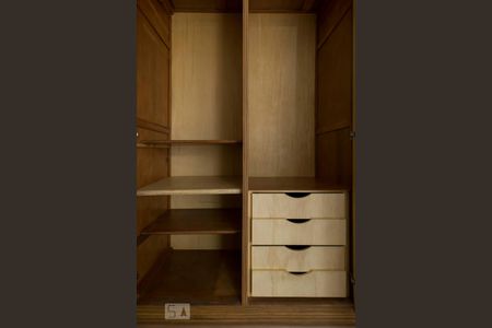 Apartamento à venda com 550m², 4 quartos e 2 vagasQuarto 2 (Armários)