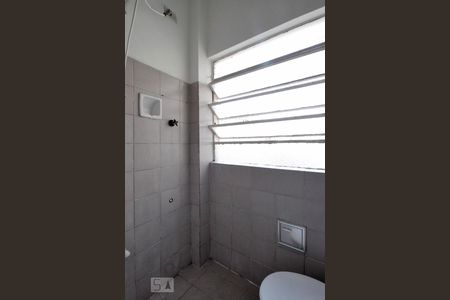 Banheiro de kitnet/studio para alugar com 1 quarto, 30m² em Higienópolis, São Paulo