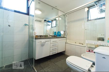 Apartamento para alugar com 185m², 3 quartos e 3 vagas Apartamento para alugar com 185m², 3 quartos e 3 vagasBanheiro da suíte 3