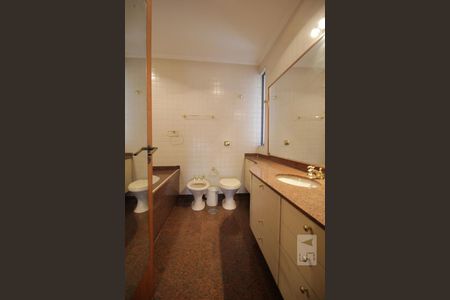 Apartamento à venda com 290m², 4 quartos e 3 vagasBanheiro da suíte 2