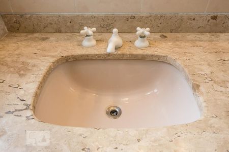 Apartamento à venda com 105m², 3 quartos e 2 vagasBanheiro da suíte