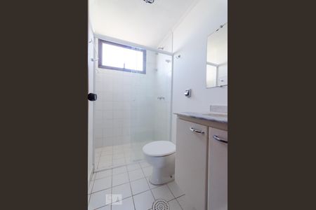 Banheiro de apartamento à venda com 3 quartos, 105m² em Cambuí, Campinas
