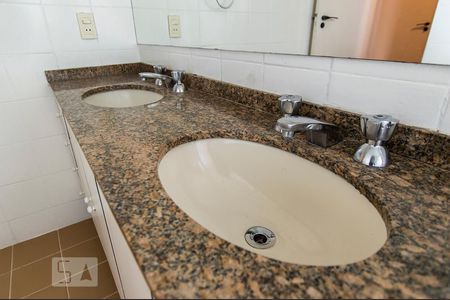 Apartamento à venda com 147m², 3 quartos e 1 vagaBanheiro da suíte