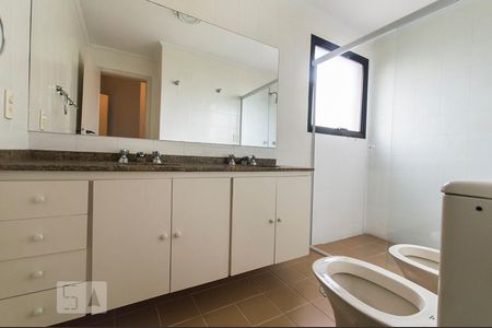 Apartamento à venda com 147m², 3 quartos e 1 vagaBanheiro da suíte