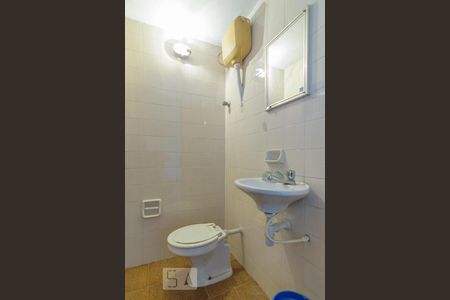 Casa para alugar com 216m², 3 quartos e 3 vagas Casa para alugar com 216m², 3 quartos e 3 vagasBanheiro da Garagem