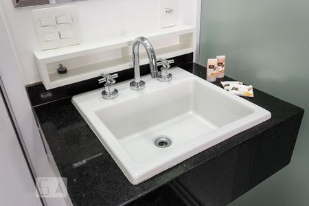 Banheiro de kitnet/studio à venda com 1 quarto, 27m² em Vila Olímpia, São Paulo