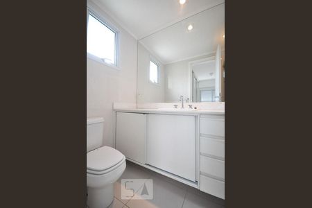 banheiro suíte de apartamento para alugar com 2 quartos, 120m² em Jardim Leonor, São Paulo