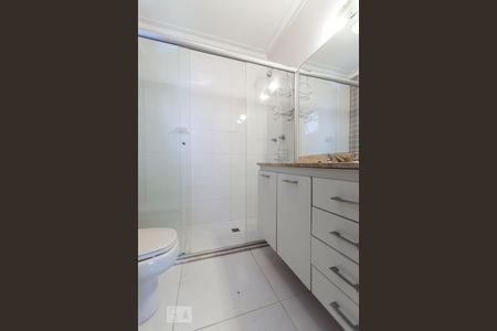 Banheiro da suíte de apartamento para alugar com 2 quartos, 98m² em Jardim Londrina, São Paulo