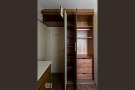 Apartamento para alugar com 62m², 2 quartos e 2 vagasQuarto 1 (Armários)