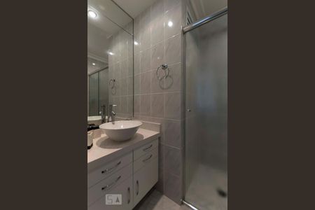 Banheiro social de apartamento para alugar com 2 quartos, 62m² em Vila Gumercindo, São Paulo