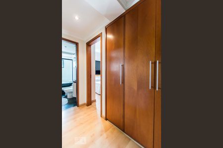 Apartamento à venda com 141m², 3 quartos e 2 vagas Apartamento à venda com 141m², 3 quartos e 2 vagasCorredor com armários