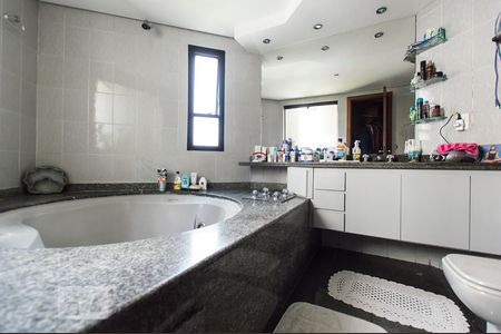 Apartamento à venda com 141m², 3 quartos e 2 vagas Apartamento à venda com 141m², 3 quartos e 2 vagasBanheiro da suíte