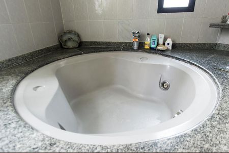 Apartamento à venda com 141m², 3 quartos e 2 vagas Apartamento à venda com 141m², 3 quartos e 2 vagasBanheiro da suíte