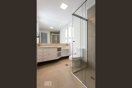 Banheiro da suíte de apartamento para alugar com 3 quartos, 108m² em Indianópolis, São Paulo
