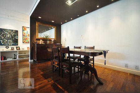 Apartamento à venda com 200m², 3 quartos e 2 vagasmesa de jantar