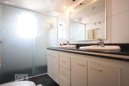 Banheiro suíte 1 de apartamento à venda com 3 quartos, 220m² em Vila Morumbi, São Paulo