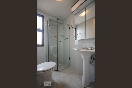 Banheiro de apartamento para alugar com 3 quartos, 73m² em Santa Teresinha, São Paulo