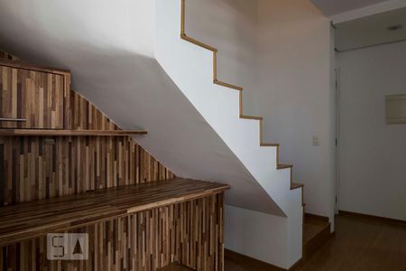 1o. Andar - Sala (Escadas) de apartamento para alugar com 2 quartos, 84m² em Paraíso, São Paulo