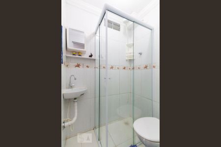 Banheiro de kitnet/studio para alugar com 1 quarto, 17m² em Cidade Vargas, São Paulo