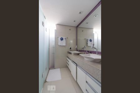 Apartamento à venda com 210m², 3 quartos e 3 vagasBanheiro da suite
