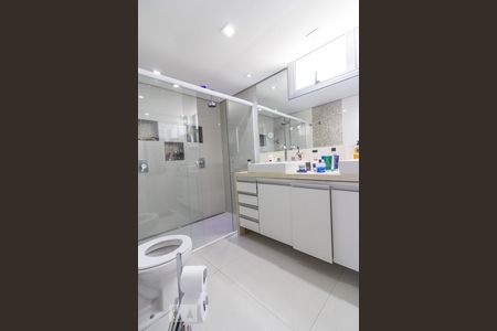 Apartamento à venda com 210m², 3 quartos e 3 vagasBanheiro da suite