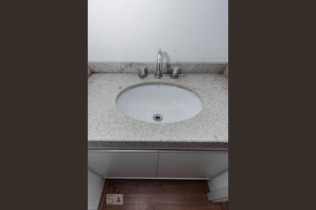 Banheiro de apartamento para alugar com 1 quarto, 48m² em Parque Industrial Tomas Edson, São Paulo