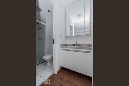 Banheiro de apartamento para alugar com 1 quarto, 48m² em Parque Industrial Tomas Edson, São Paulo