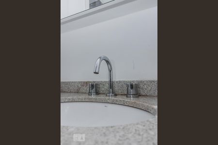 Banheiro de apartamento para alugar com 1 quarto, 48m² em Parque Industrial Tomas Edson, São Paulo