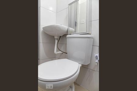 Banheiro de kitnet/studio para alugar com 1 quarto, 20m² em Centro, São Paulo